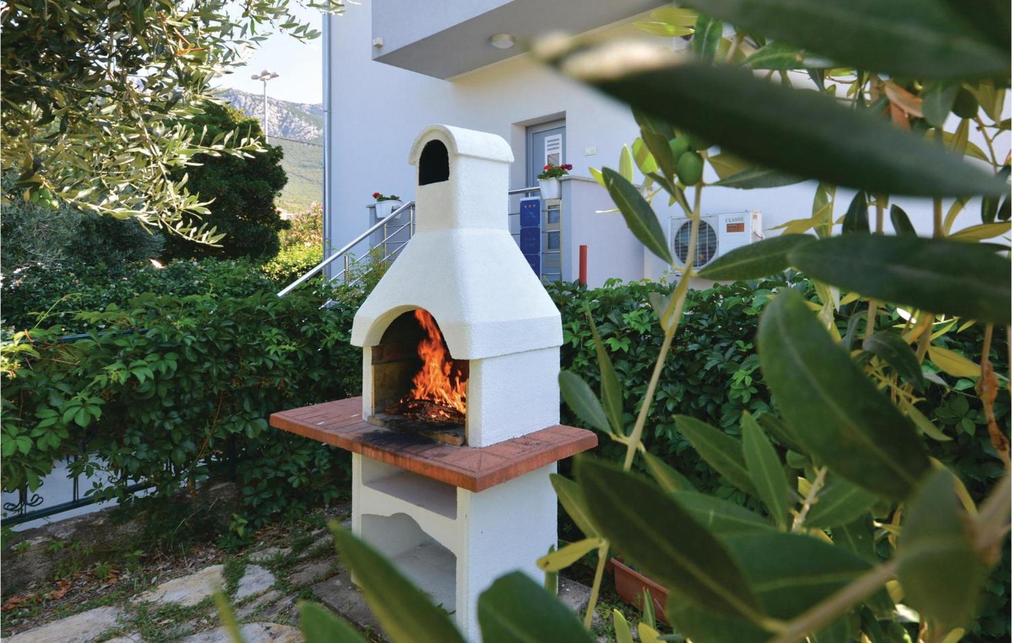 1 Bedroom Nice Apartment In Kastel Sucurac Kastela Exterior photo