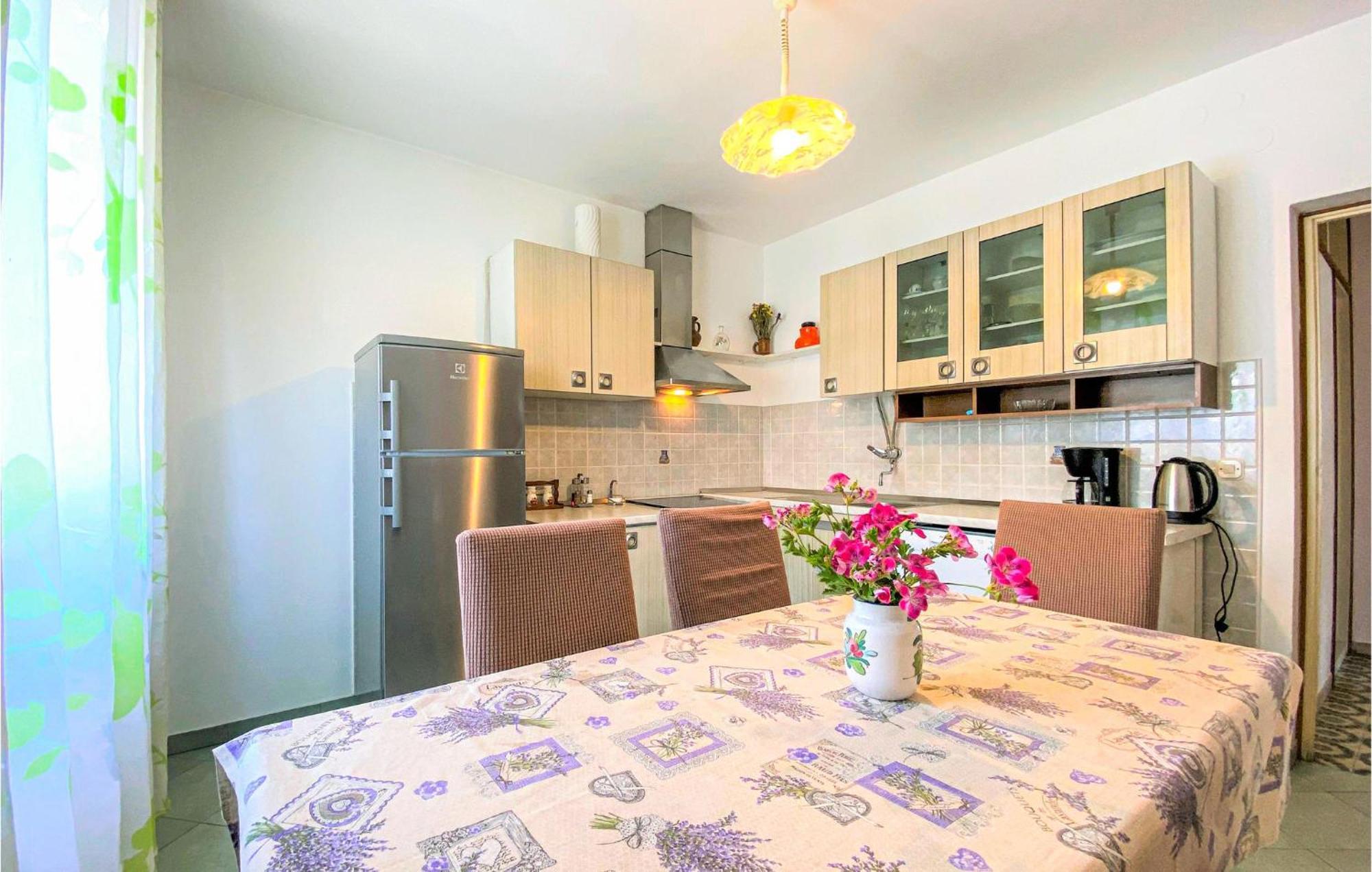 1 Bedroom Nice Apartment In Kastel Sucurac Kastela Exterior photo