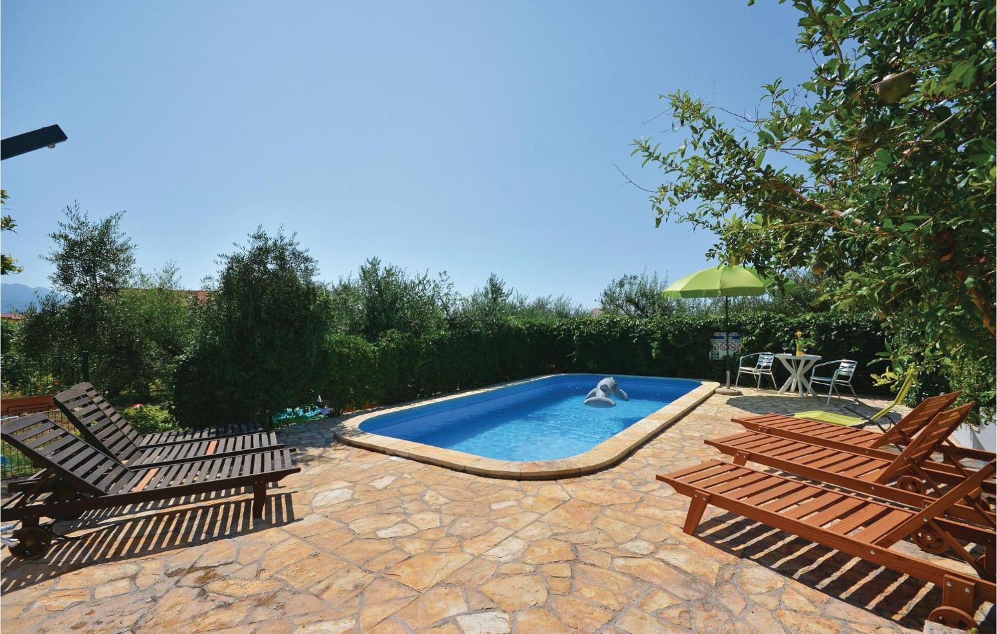1 Bedroom Nice Apartment In Kastel Sucurac Kastela Exterior photo